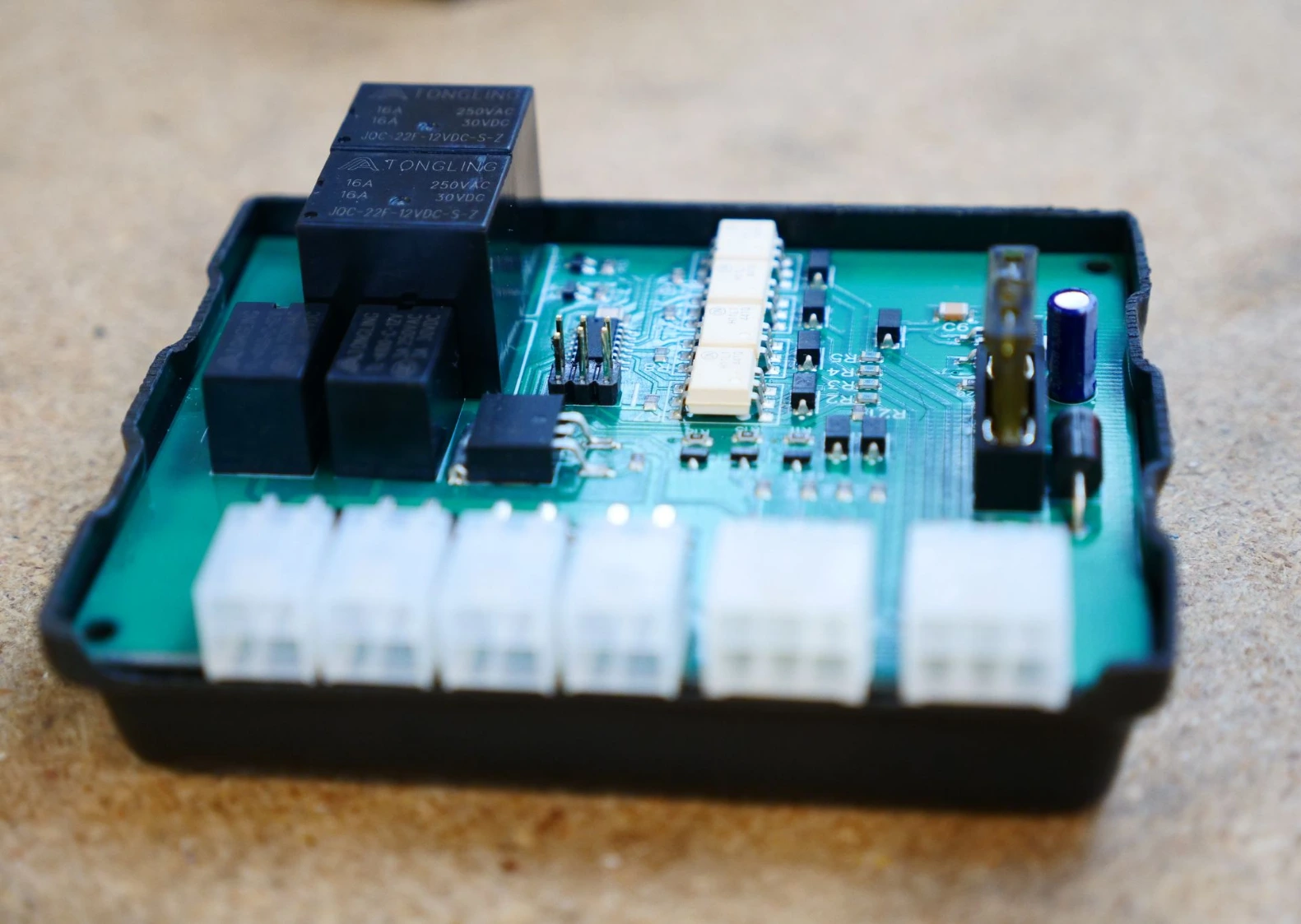 PCB-based fuse box/ power distribution unit (PDU)