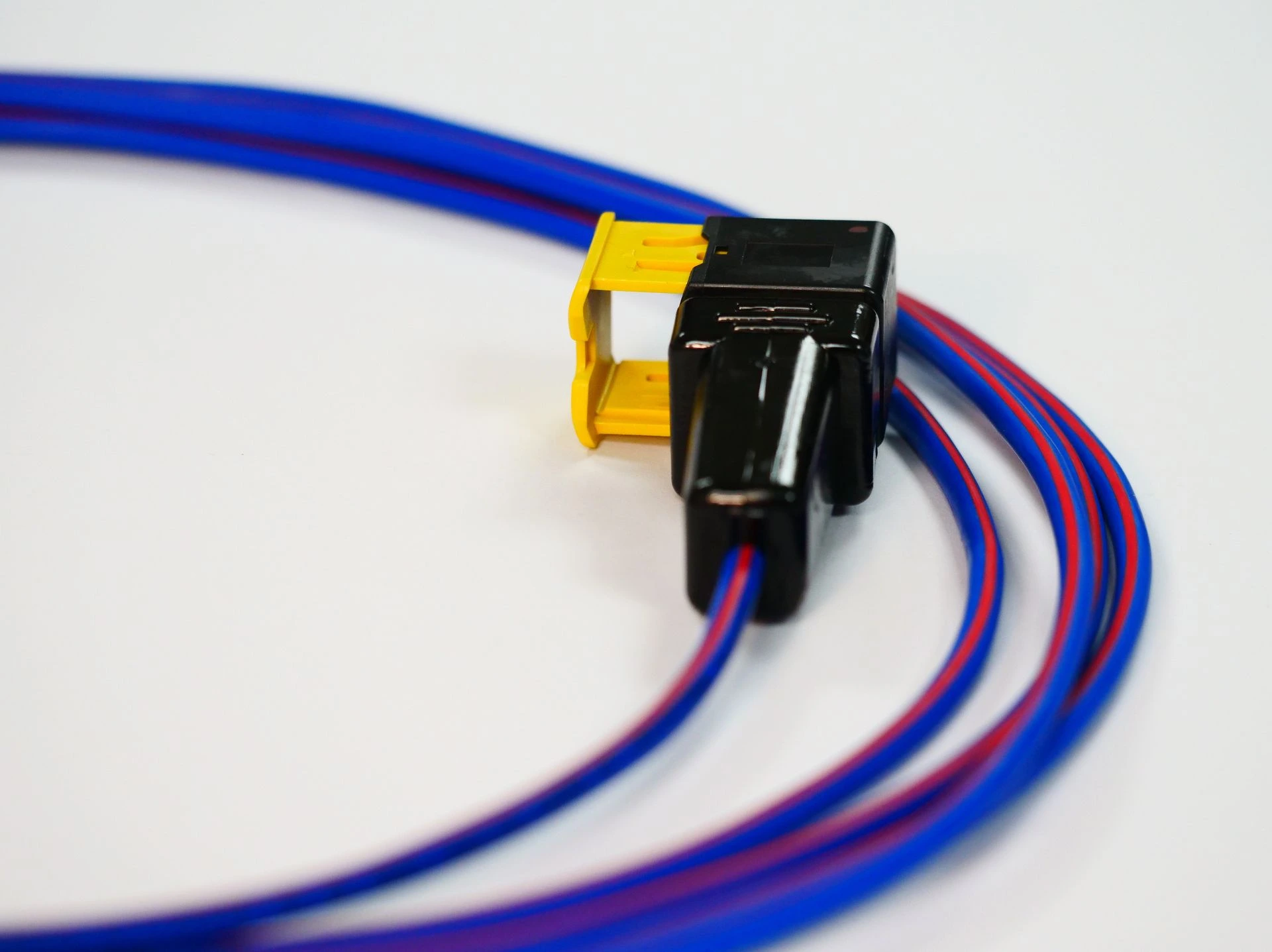 HDSCS connector overmoulded onto a single blue and red striped cable